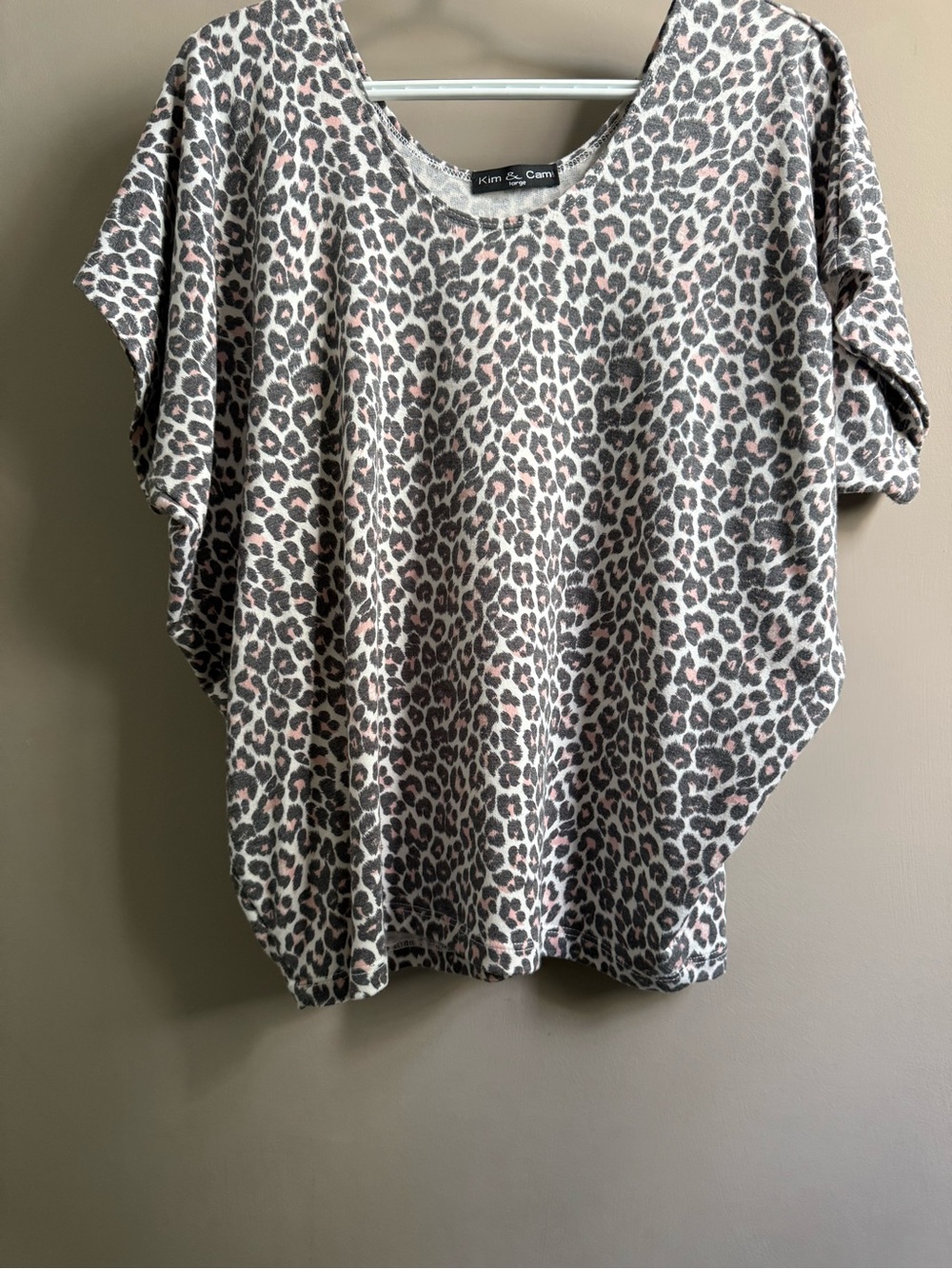 Kim & Cami Short Sleeve Leopard Print Tee in Pink and Gray
